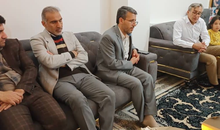 دیدار مدیر کل تامین اجتماعی کهگیلویه و بویراحمد با خانواده شهداء/ تحقق آرمان های شهداء وظیفه همه ما در قبال خون شهداست