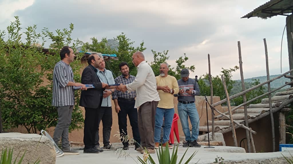 شب شعر و شاهنامه ” پیرزال” در سرفاریاب/ تجلیل از هنرمندان مردمی چرام