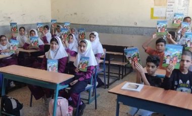 توزیع دو هزار دفتر و ۷۰۰ کیف مدرسه در مدارس حاشیه راه‌های کهگیلویه و بویراحمد توسط راهداری